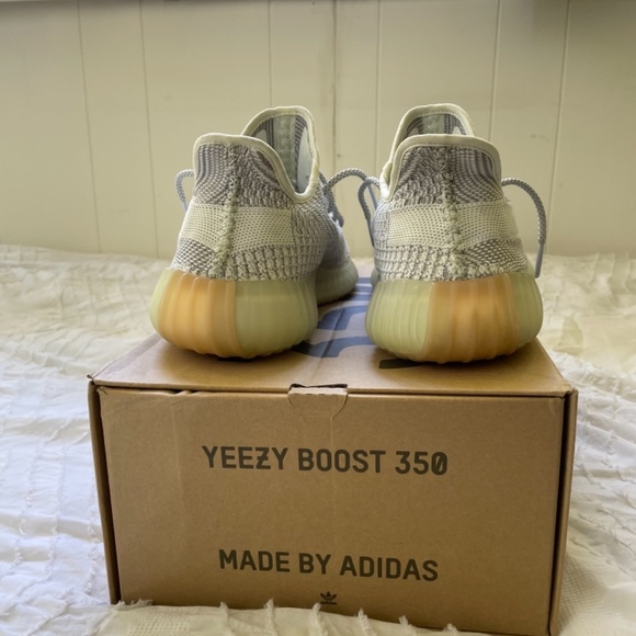 Yeezy Boost 350 V2 - Picture 4 of 5